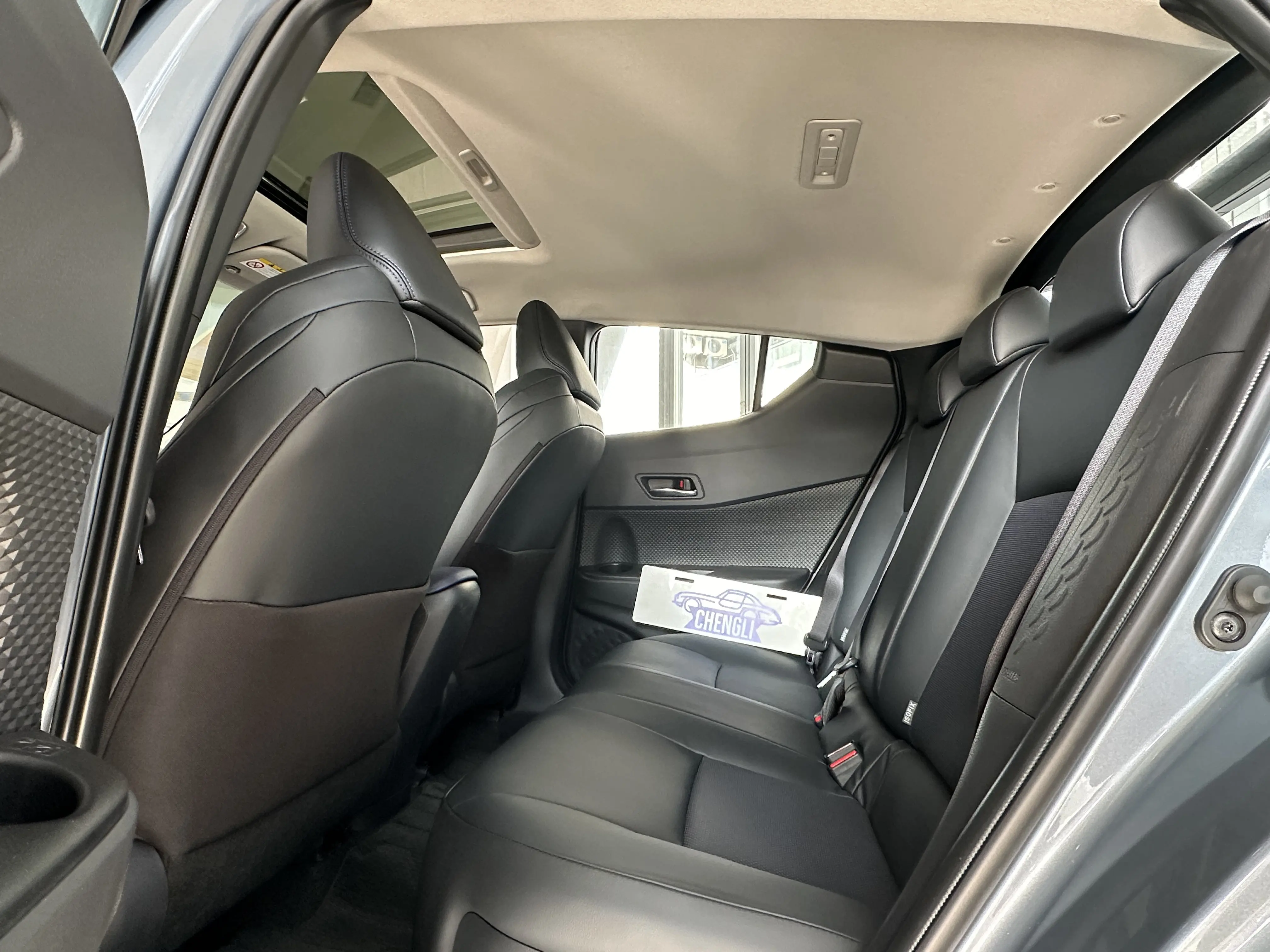 Toyota Yaris Vitz CHR High Quality Hybrid SUV for Adults