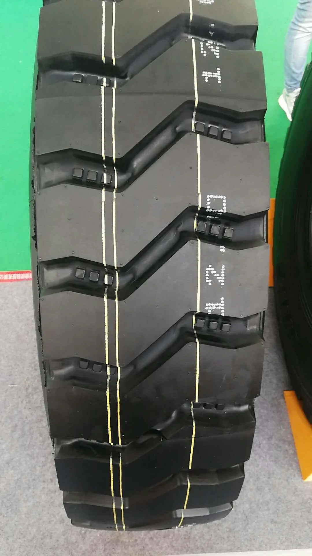 TOPRUNNER CR386 CR332 Large Block Design Strong Driving Deep Groove Mining Pattern Heavy Duty Truck Tires 1200R20