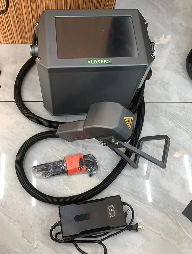 ポータブル8.25kgsハンドヘルドファイバーレーザー彫刻機20W/30W