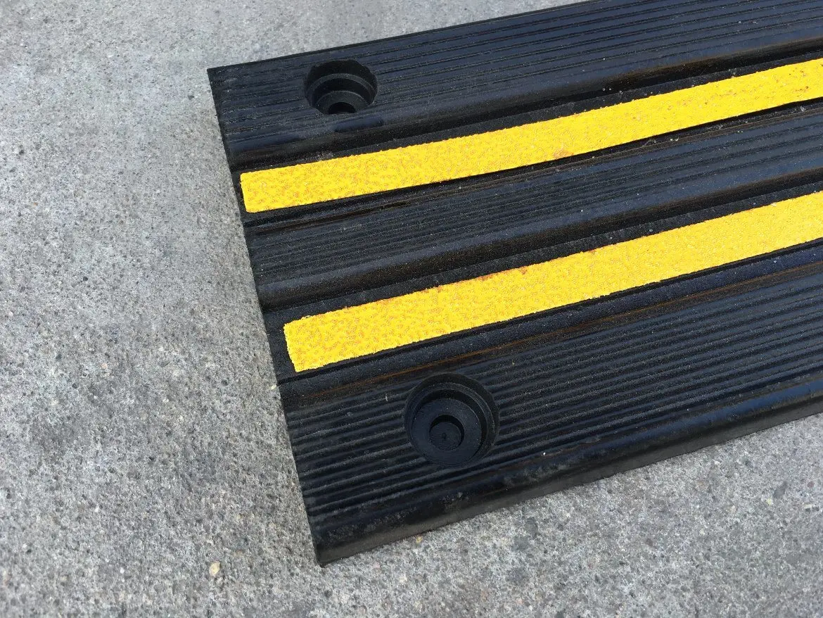 Durable 100% Recycled Solid Rubber Black Reflective Wall Bumper Dock Bumper Guard Protector for Parking Garage Safety factory