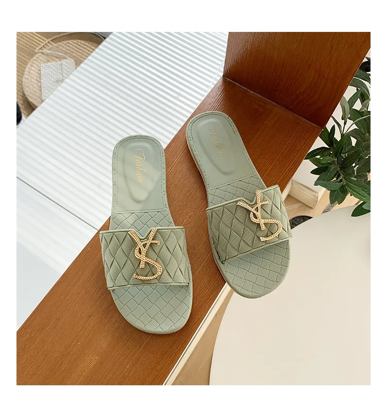 Women Wear Flat-bottomed Fashion Sandals And Slippers Out In Summer ...