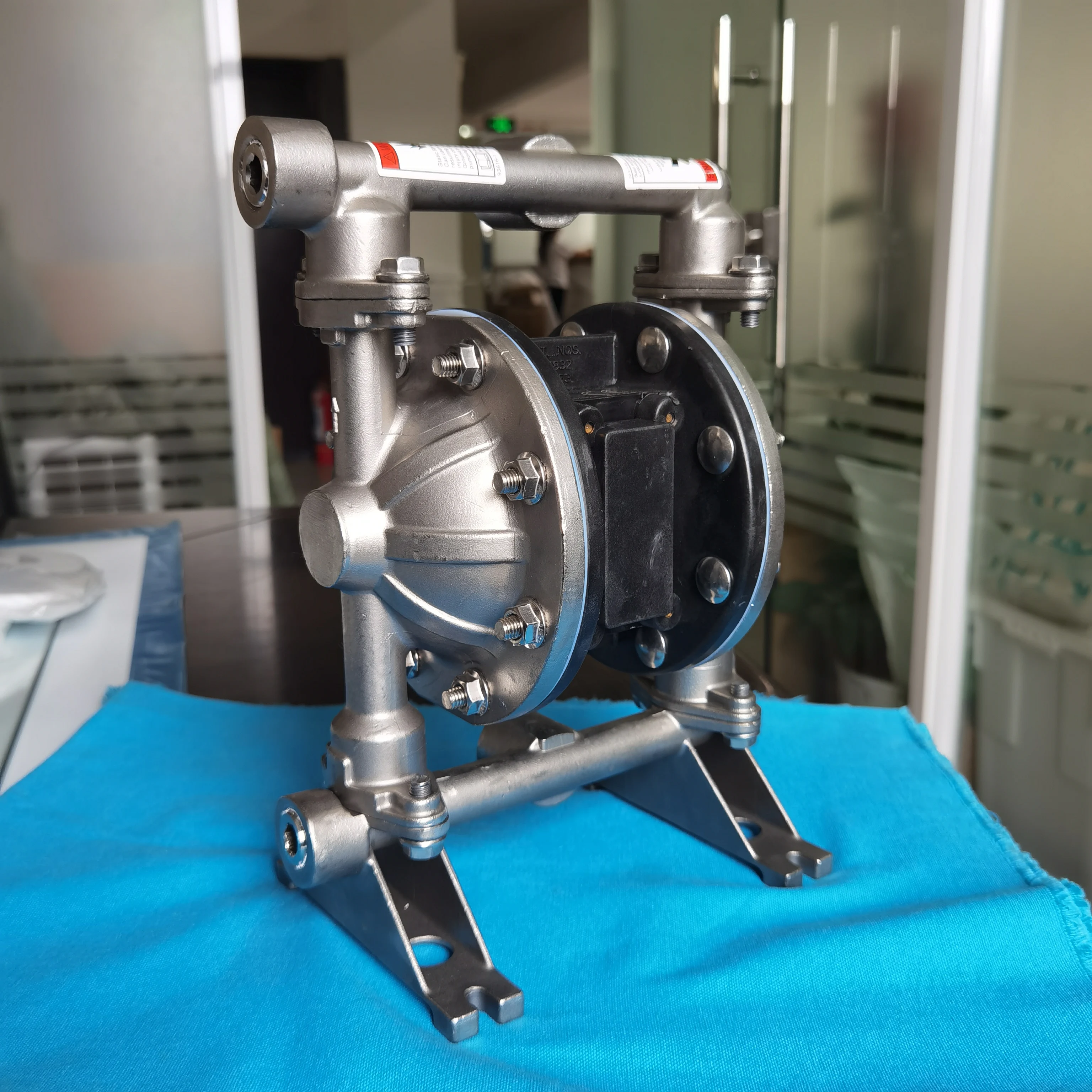 ARO Pneumatic diaphragm pump with PTFE diaphragm the ARO AODD  pump details