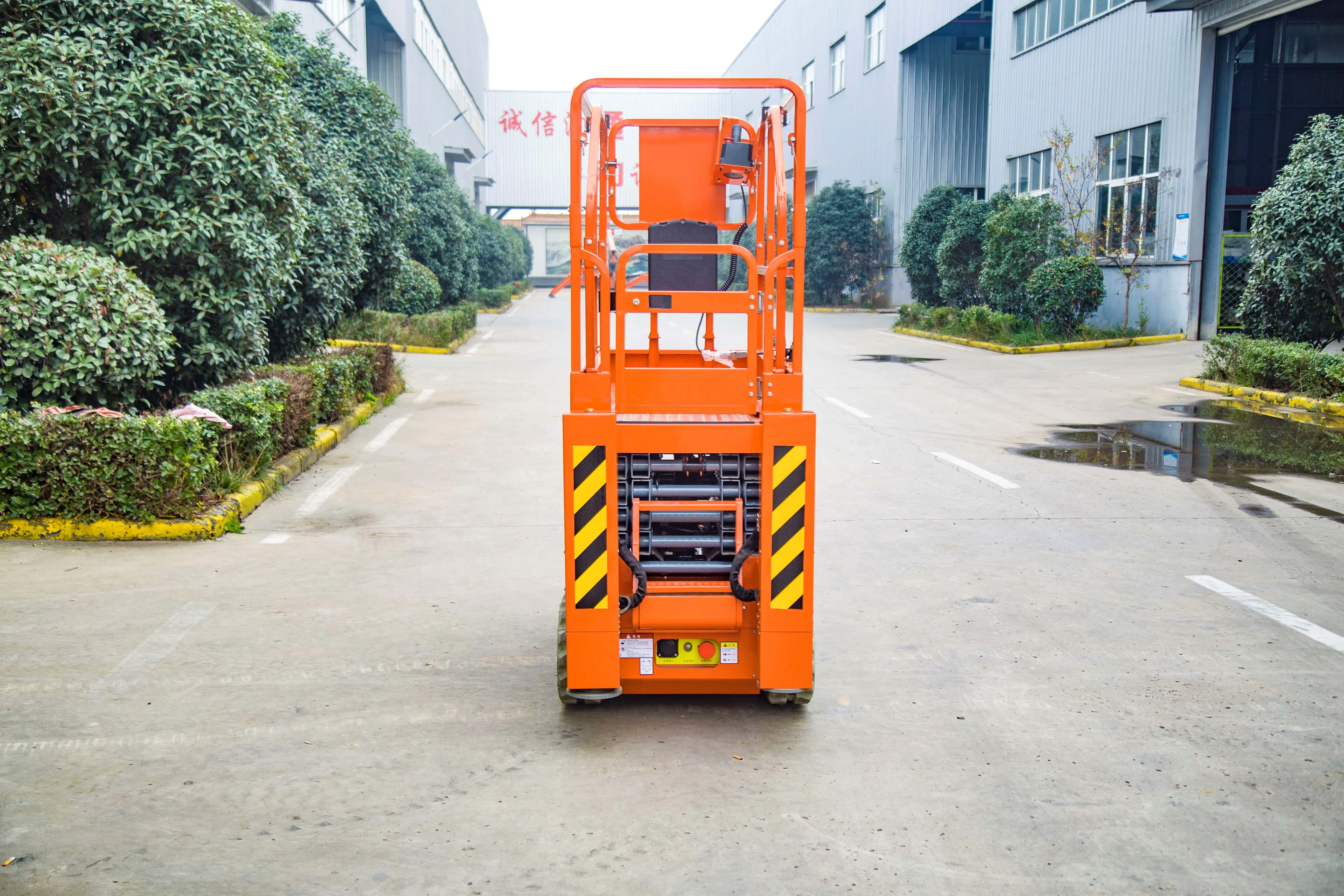 Track Lift Self-Propelled Scissor Platform Crawler Lift Scissor ...