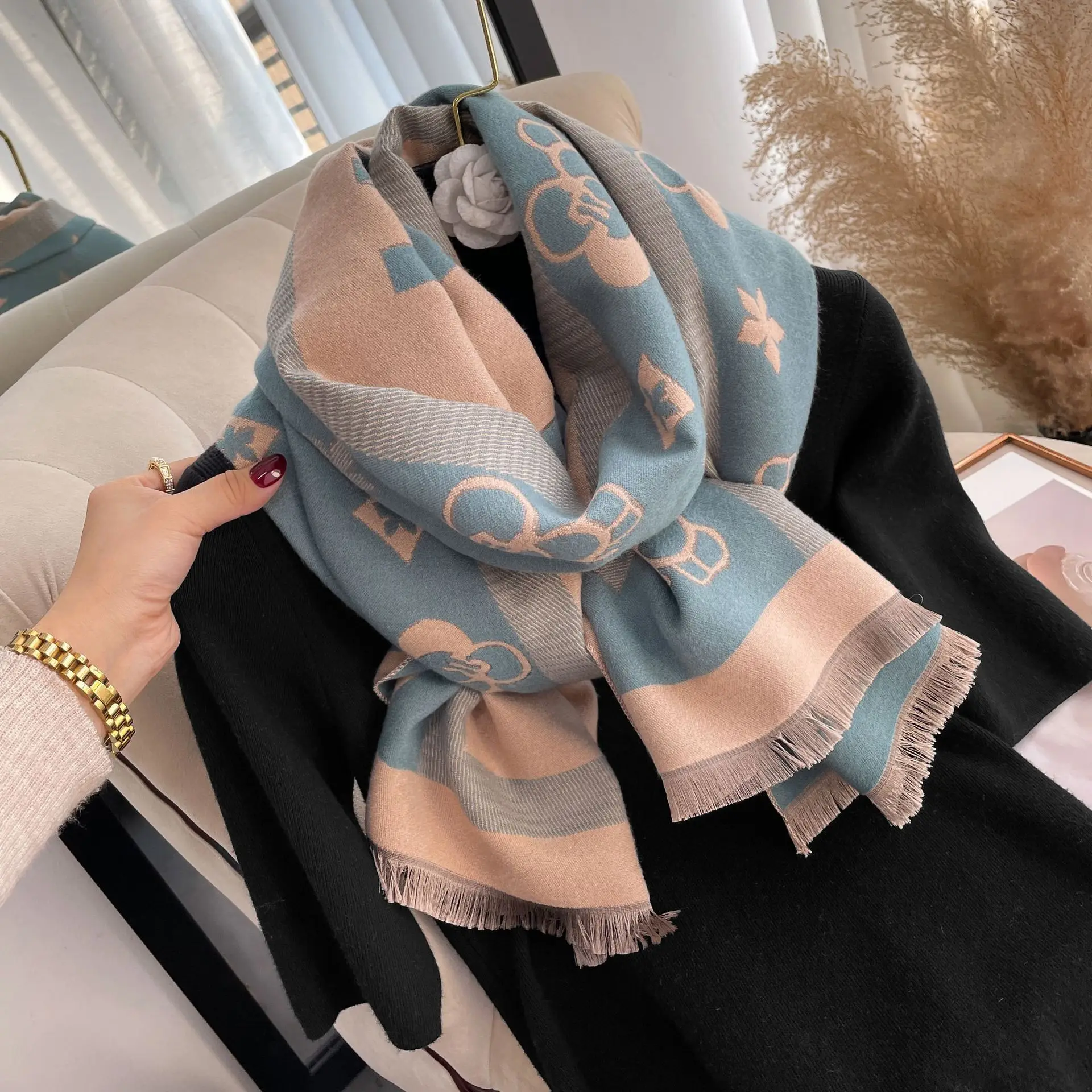 Women's Louis Vuitton Winter scarf, Luxury Stole