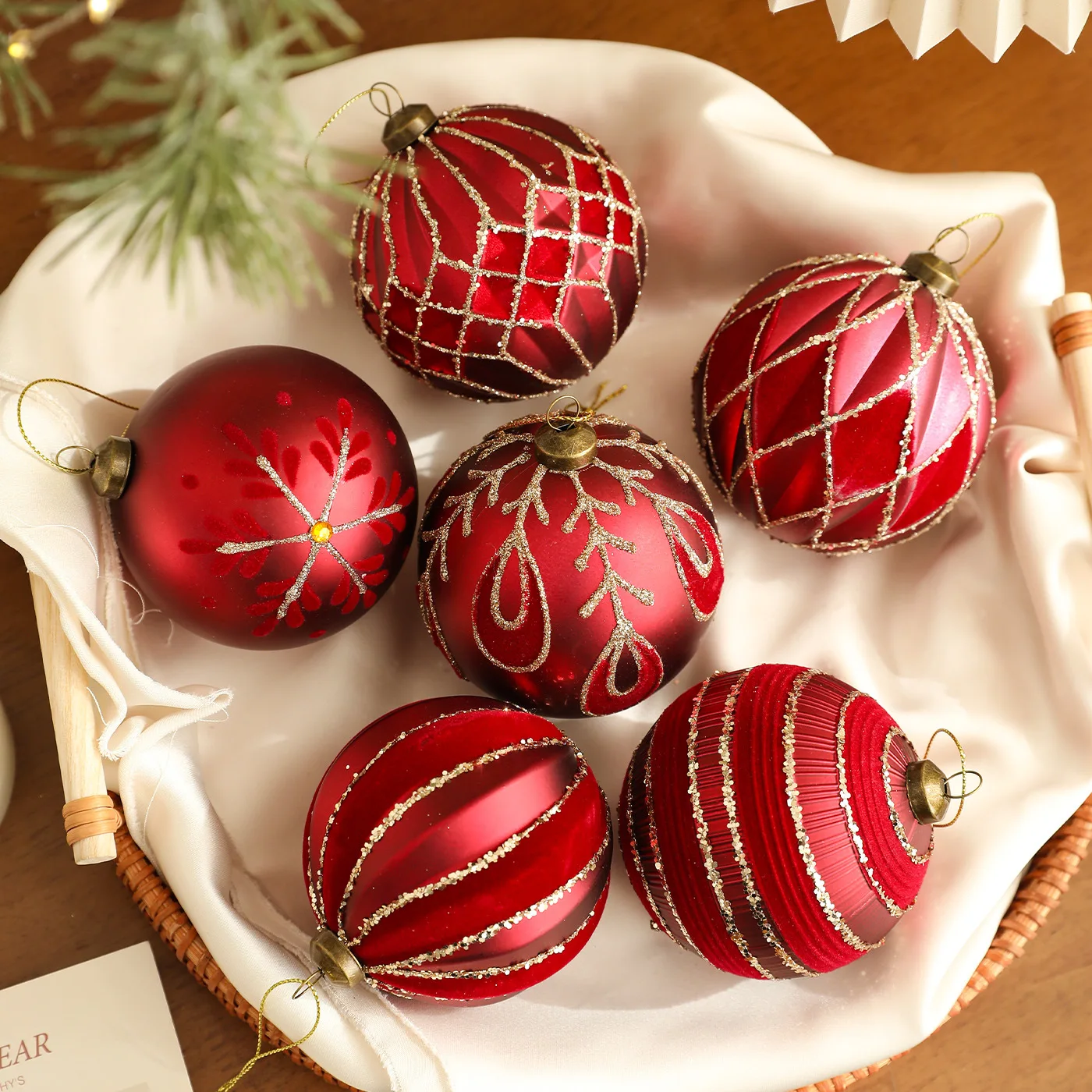 כדורים אדומים מט של פלסטיק לכריסמ스, קוטר 8 ס