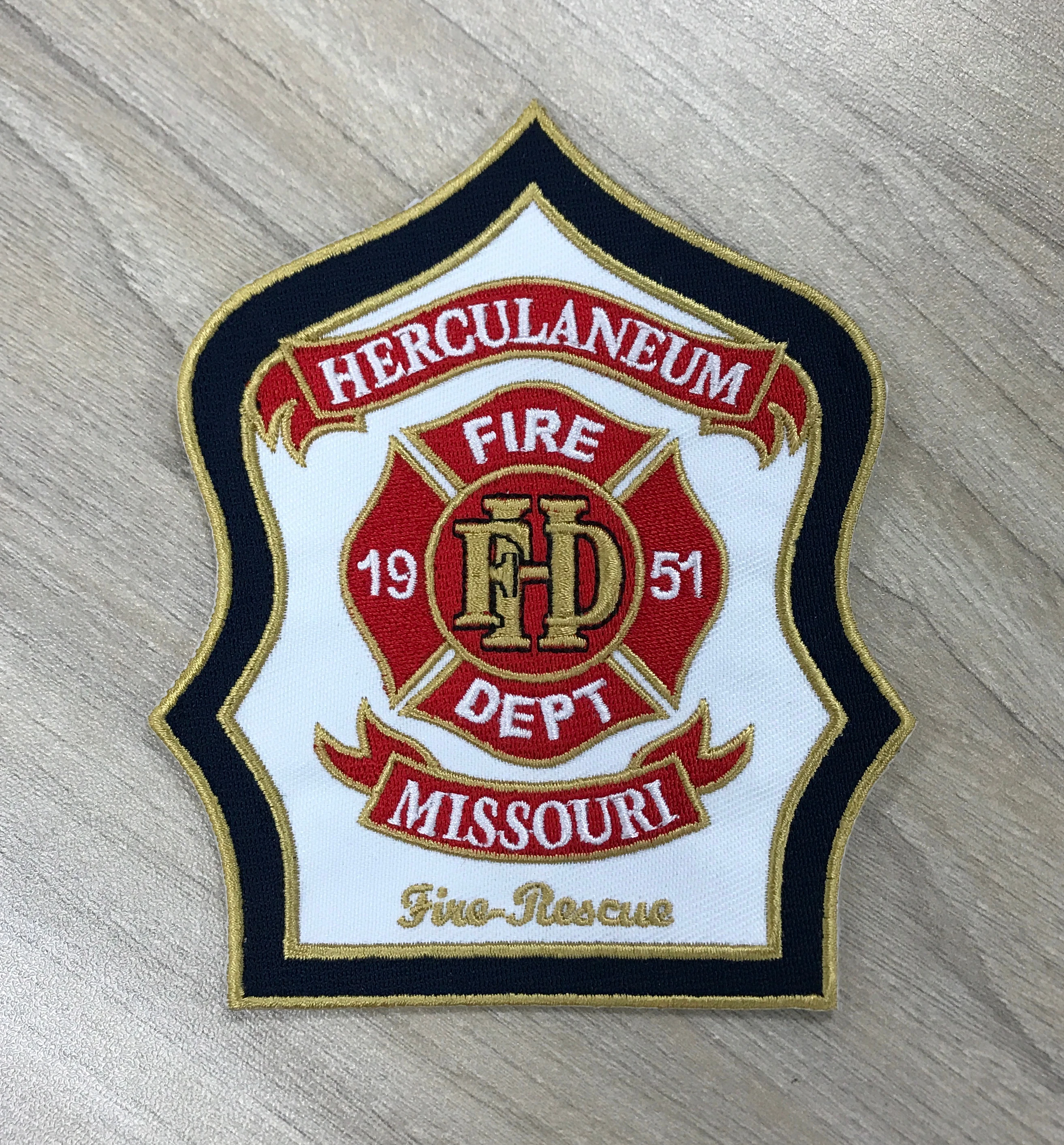 Custom Polyester Embroidered Patches Iron-on Backing Embroidery Patches for Clothing