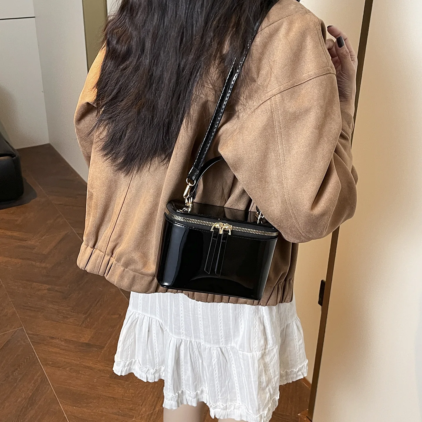 2026 New Super Fire Square Chain Crossbody Bag All-match Zipper Closure Stitching Polyester Lining High-end Texture Handbag