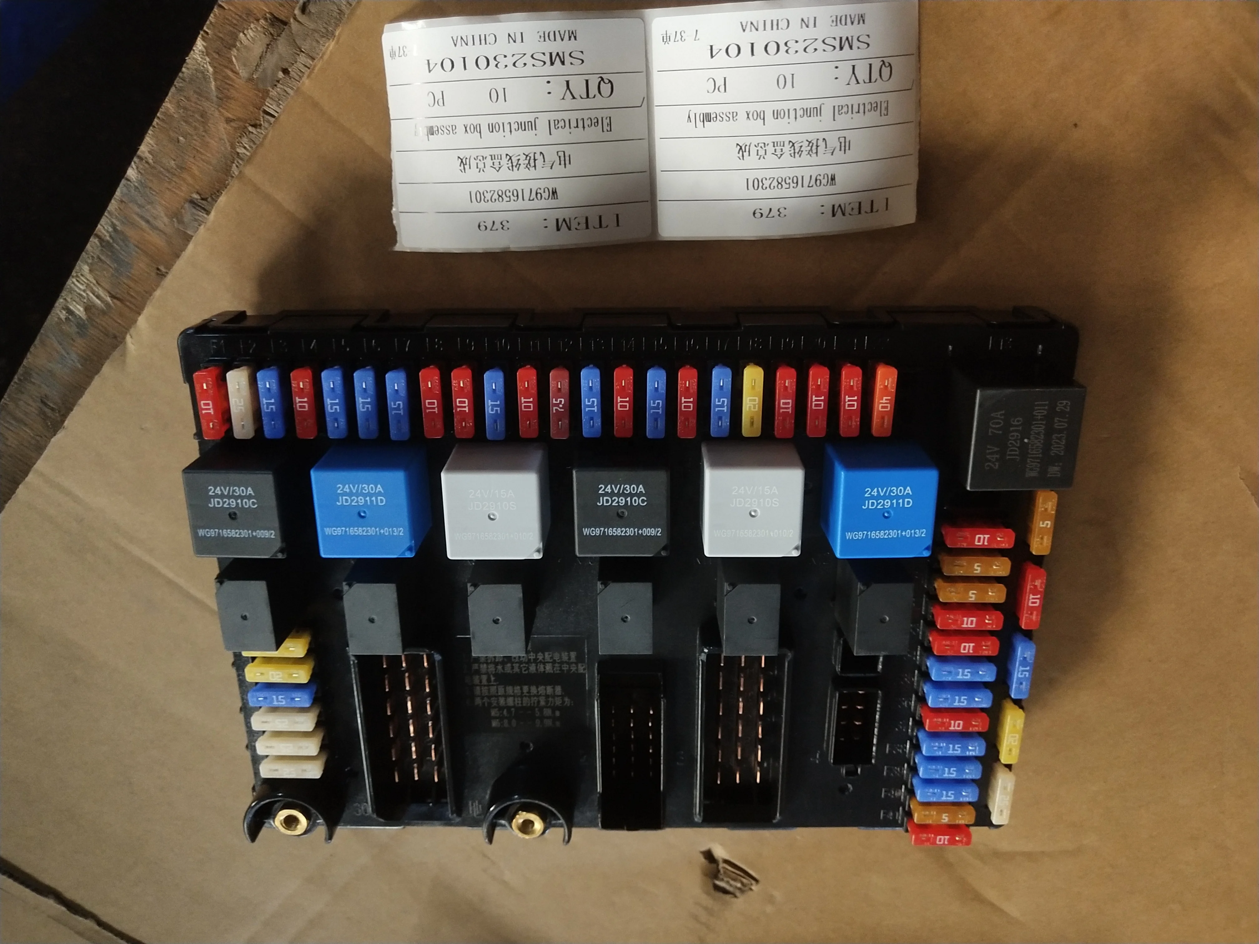TRUCK SPARE PARTS Electrical Junction Box Howo 371 Fuse Box Assembly WG9716582301 for Sinotruk HOWO TX NX N7 A7 Use
