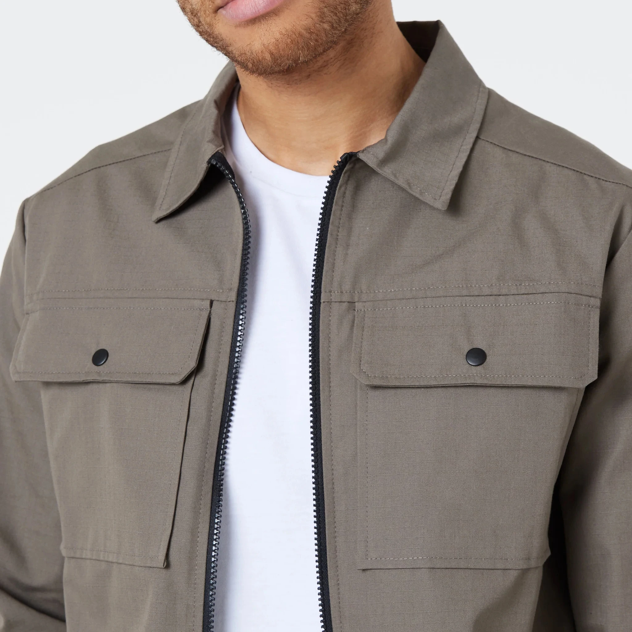 Customize Men Woven twill fabric in center zipper and flat patch pockets style Utility Overshirt jacket_voghion.com