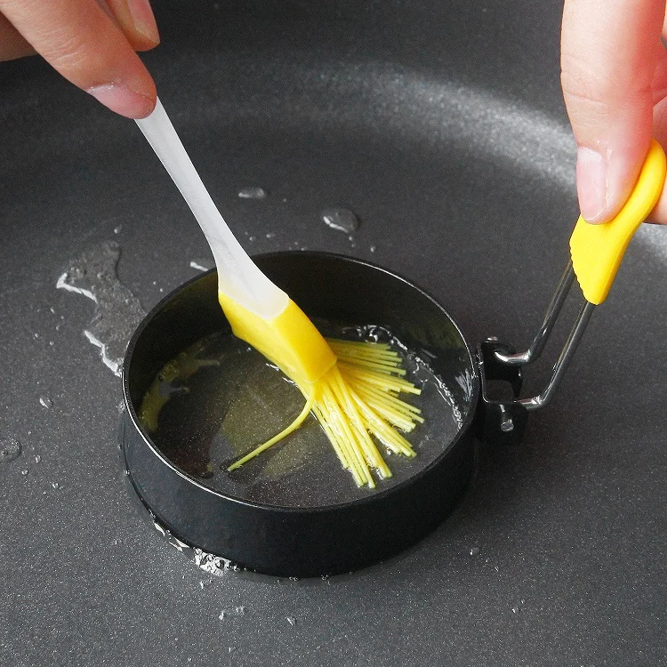 たまごさらだブラシ Non-Stick Silicone Egg Ring Set with Brush - 2pc Egg Mold Set
