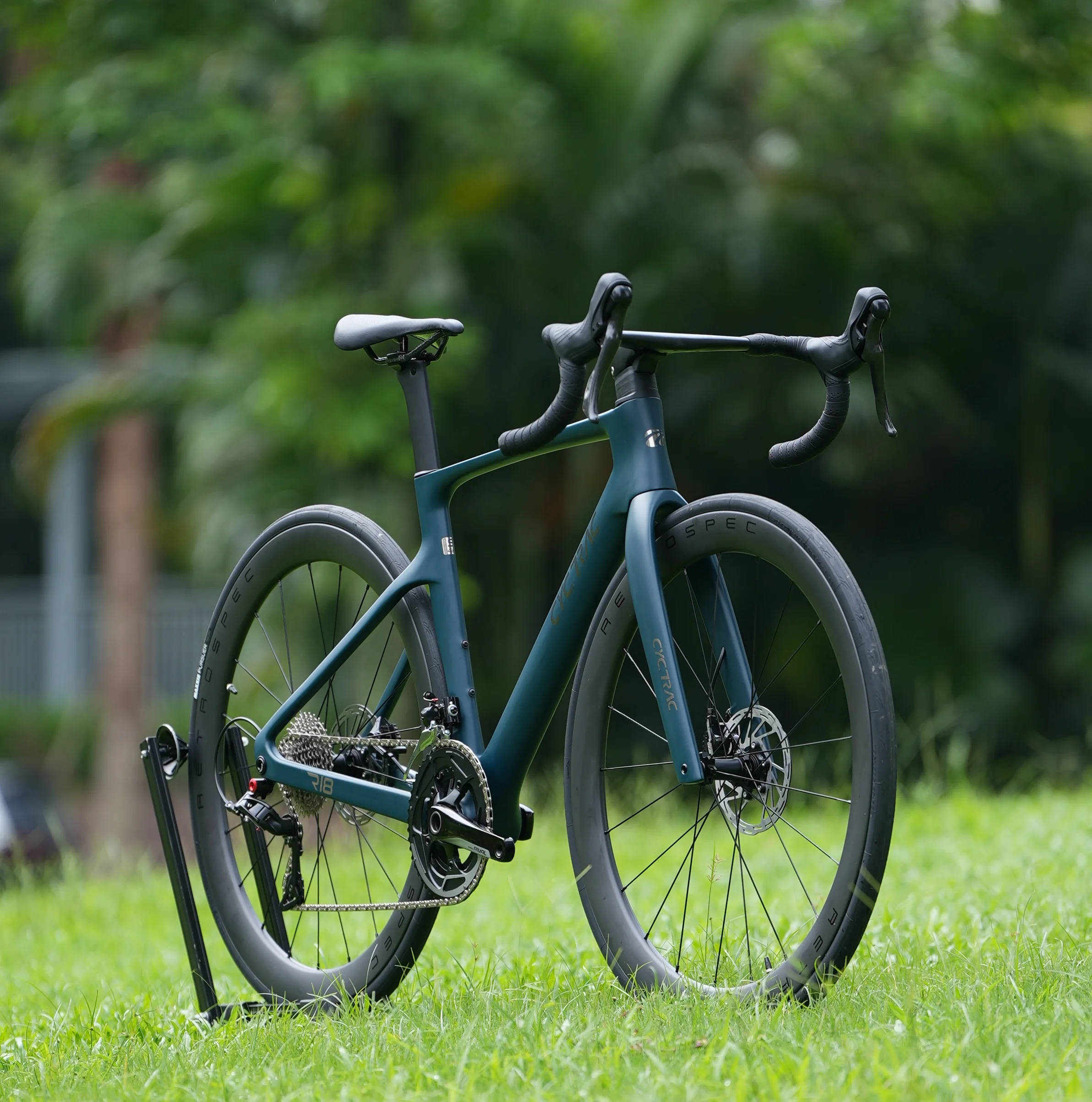 New Style R12 Pro Carbon Frame Road Bike with 26-Speed Wireless