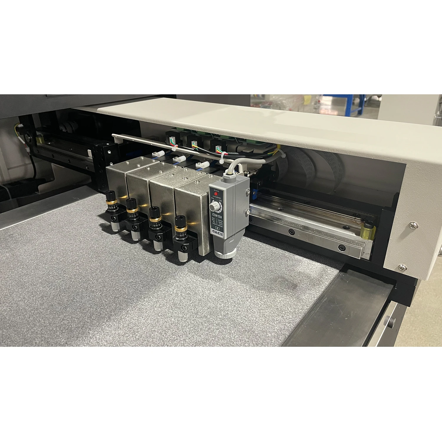 VR320X Roll Label Cutting Machine Automatic Roll Die Cutting Machine with 4pcs Cutting Head