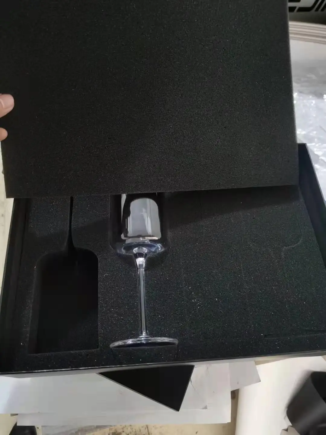 crystal wine glass with gift box packing OEM logo and pattern clear wine glass cup for wedding