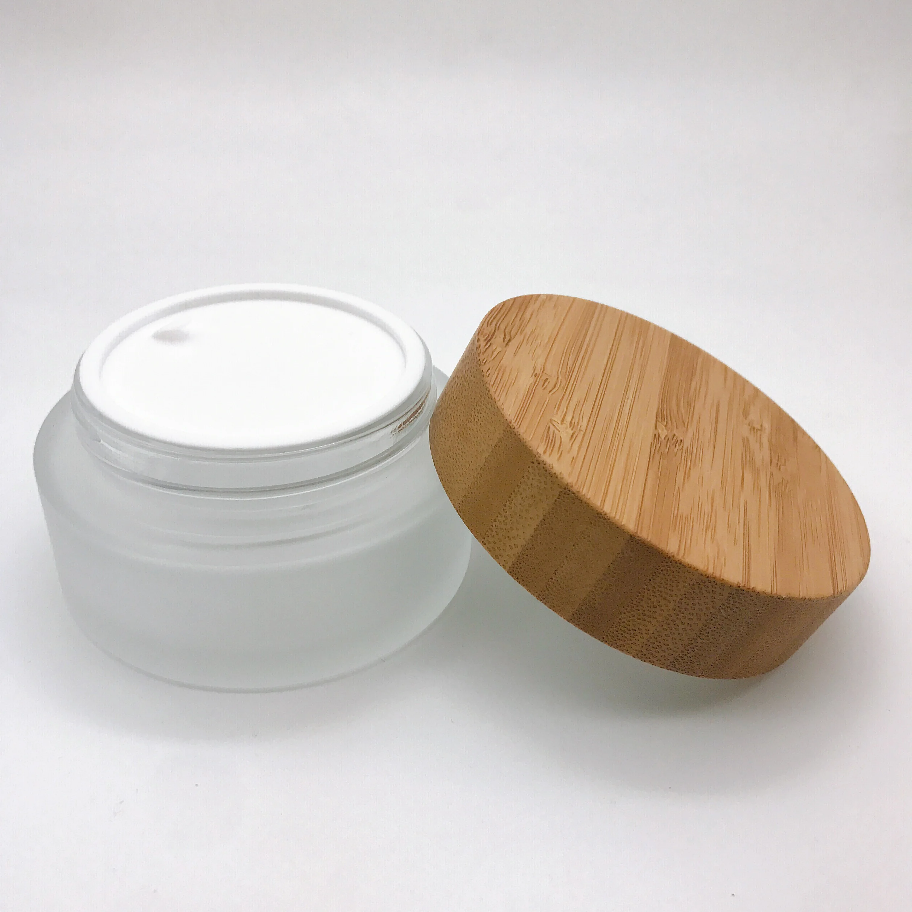 Customized Thick Bottom Small 5G 20G 30G 50G 100 Ml 200Ml Cosmetic Wooden Wood Bamboo Lids Cap Cosmetic Frosted Clear Glass Jars