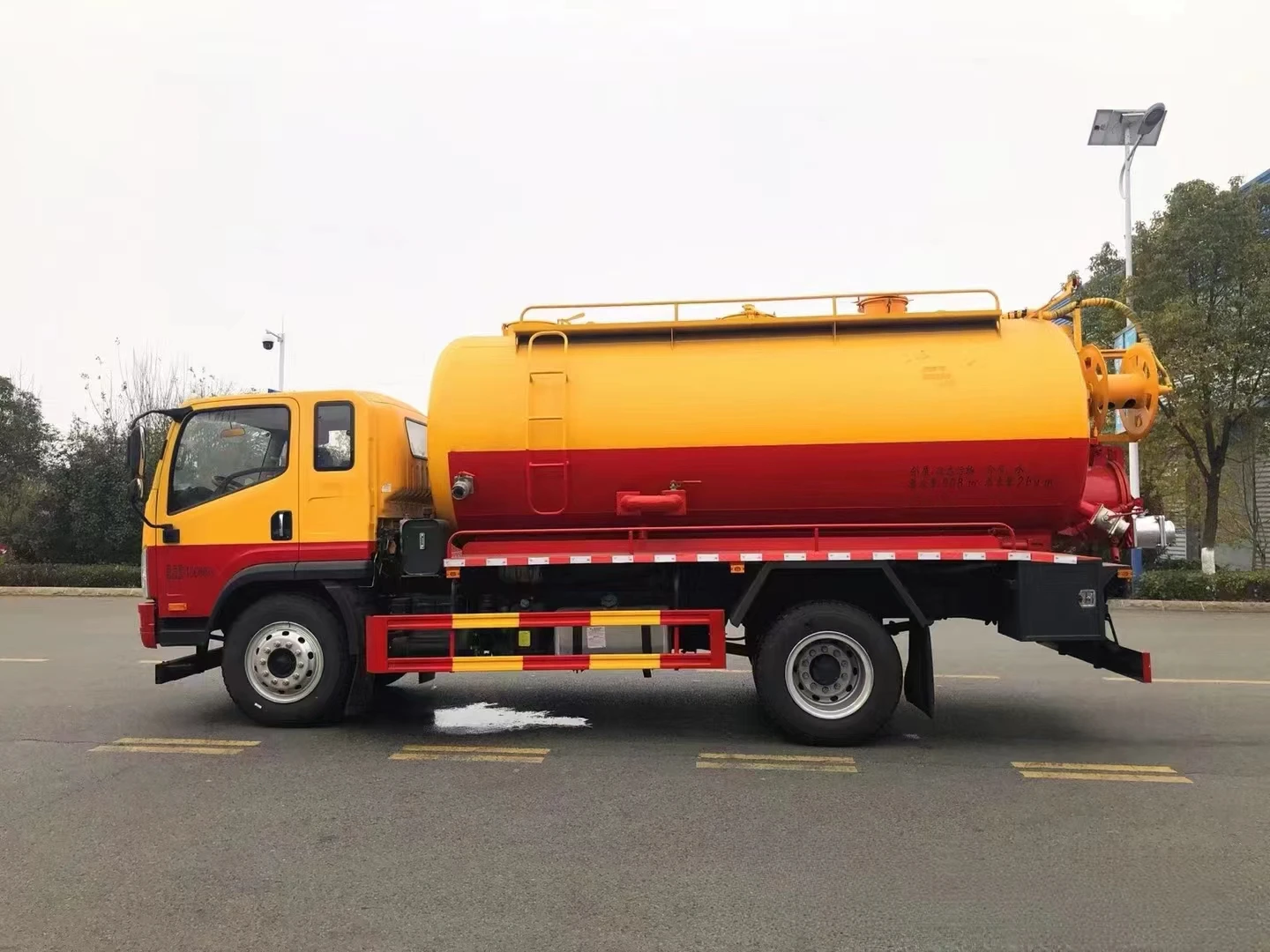 Dongfeng Is Using a 4CBM Sewage Suction Vacuum Truck to Transport Manure