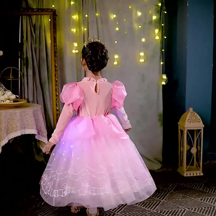 pink elsa dress Elsa changes her dress colour for this little birthday girl who likes pink.  #elsa #frozen #themecake #pink #4thbirthday #birthdaycake