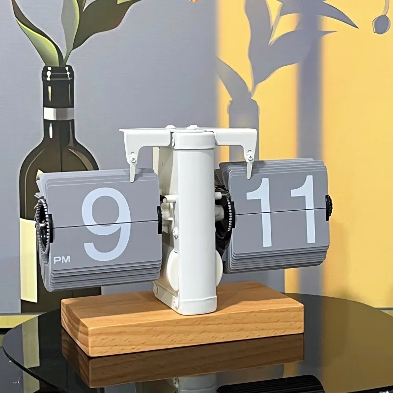 Vintage Retro Desk Clock with Auto Flip Feature Mechanical Table Clock on Battery Power Number Turn Page Design Resin Material