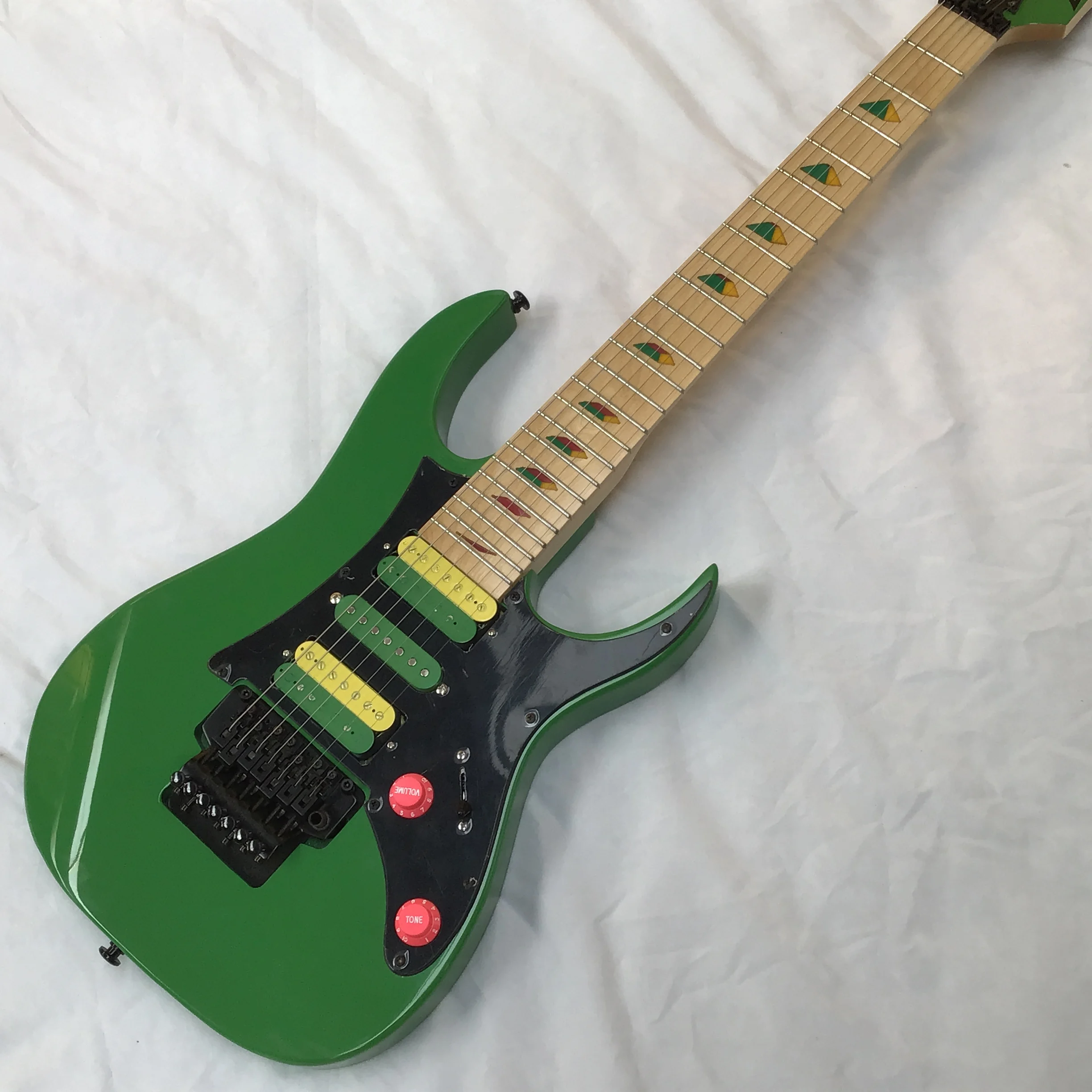 6弦 緑色 7V エレキギター マホガニーボディ メイプル指板 Ibnブランド