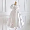 Blanco con cintas rosas