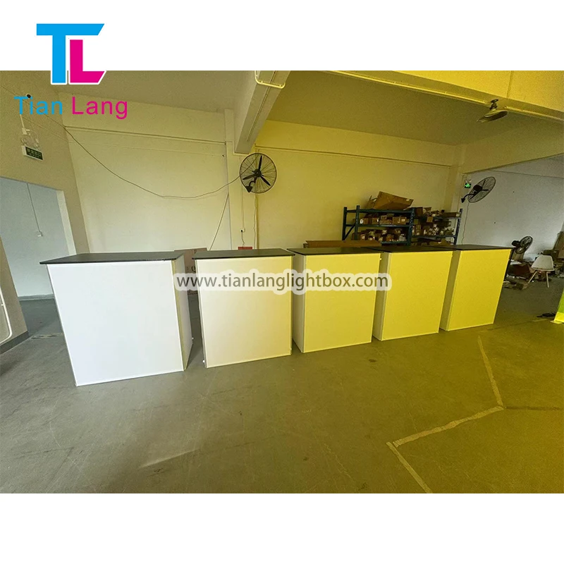 Kaupade näituse alumiiniumiraam kanneväline reklaam pingepüüdse populaarsed kaubandusnäidused mooduline kohandatav LED pööre töölaud