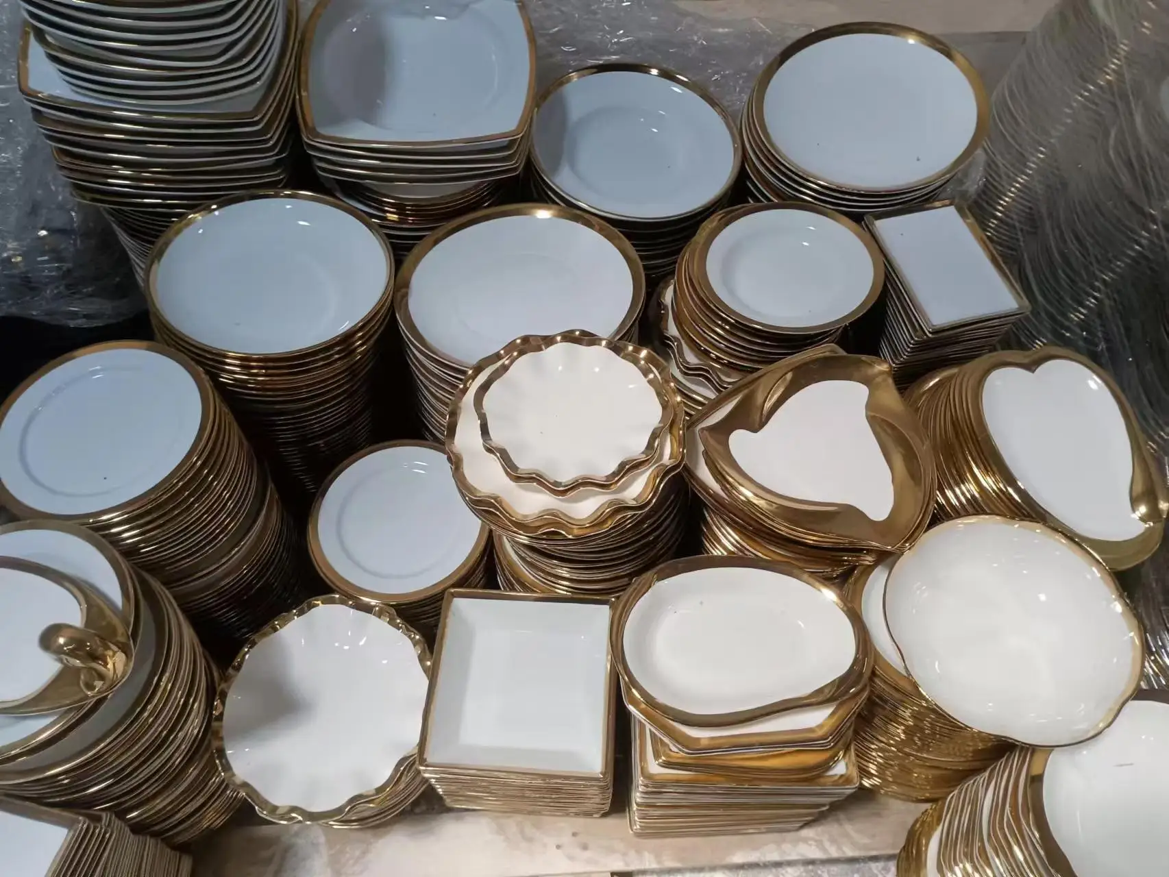 Trending Products White Golden Ceramic Tableware Porcelain Sold by Ton ...