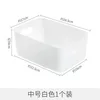 Caja de almacenamiento blanca de tamaño mediano.
