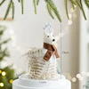 Cerf debout en feutre blanc