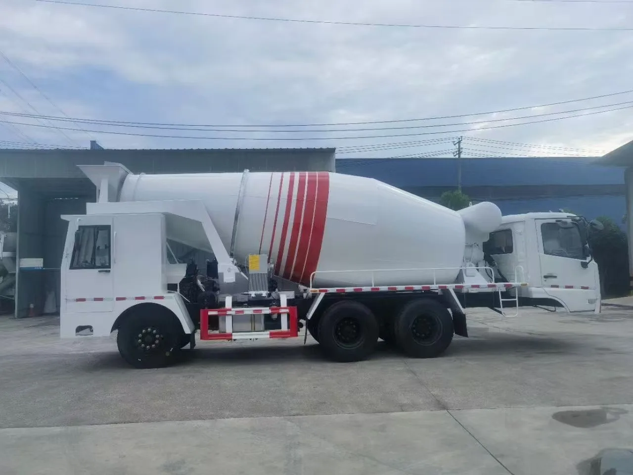 product customized diesel fuel mobile cement mixer truck two way driving manual or automatic options dedicated for tunnel production173-2