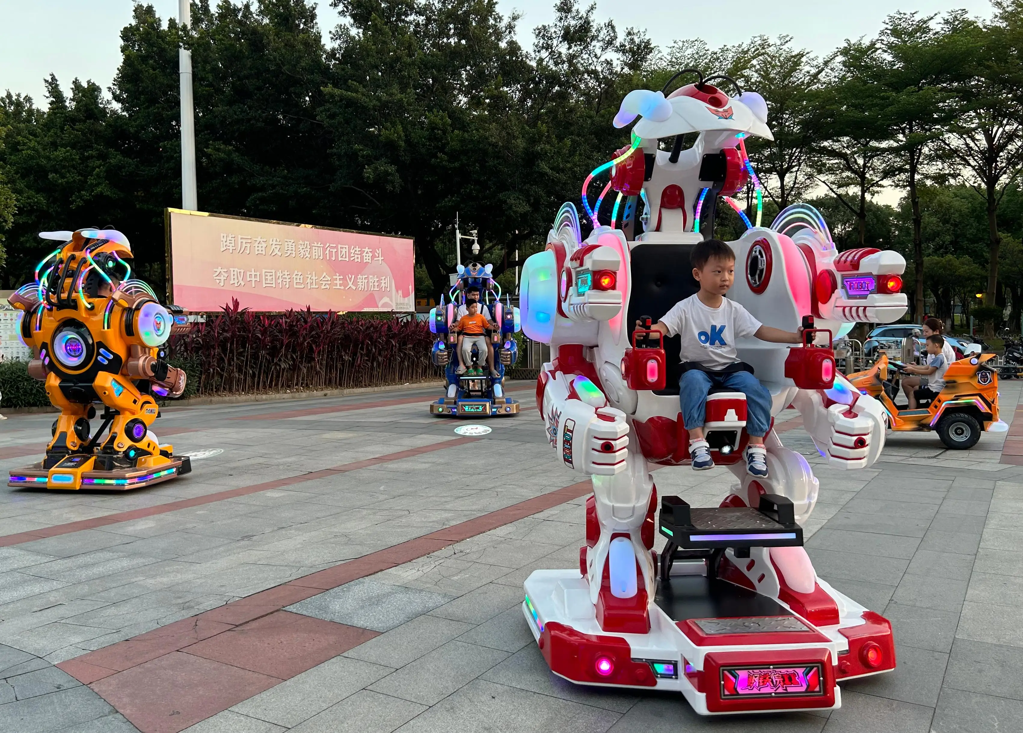 Robot Ride Large Luxury Electric Walking Robot Rides Outdoor & Indoor Fiberglass for ...