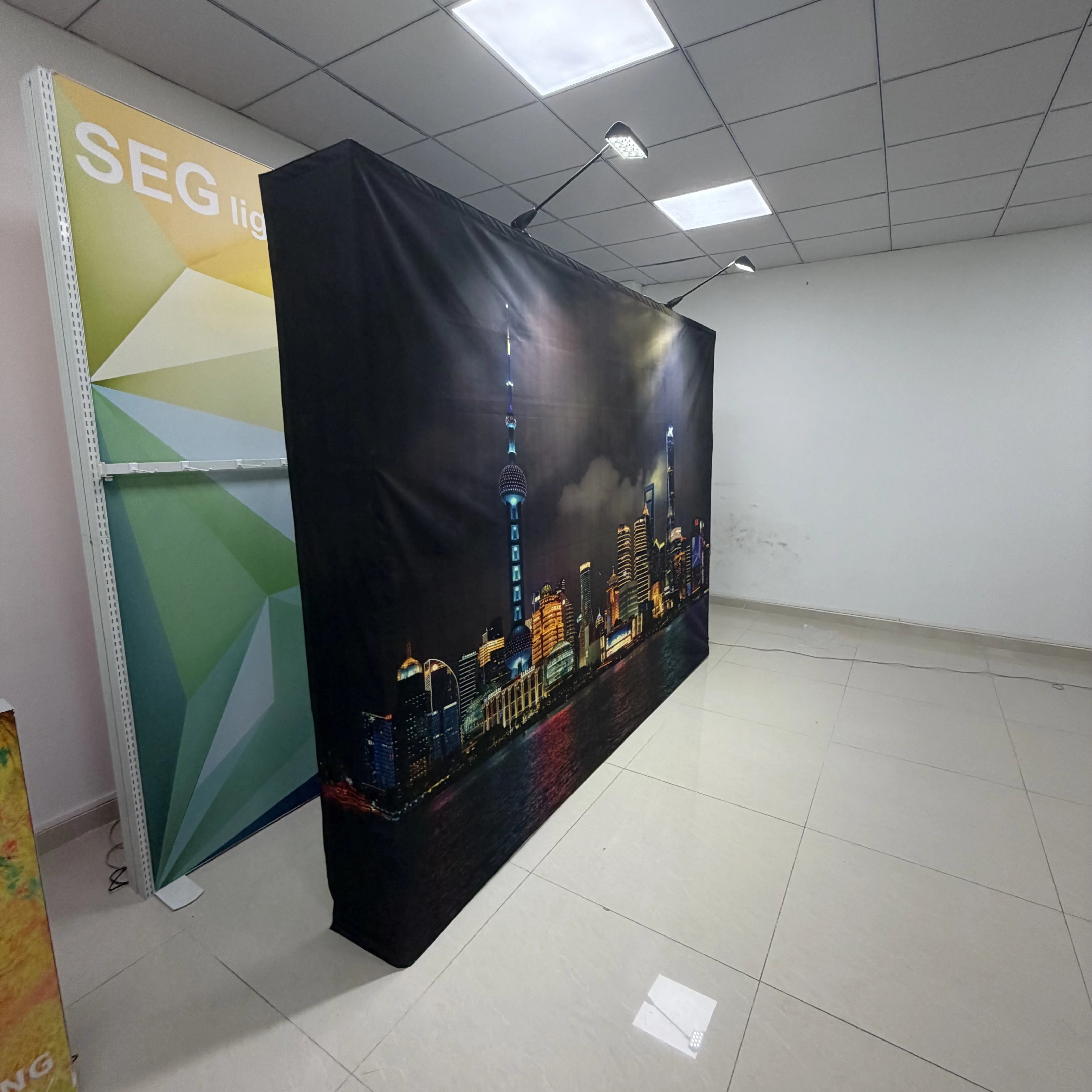 Nueva estructura publicitaria personalizada para ferias comerciales y promociones: soporte plegable impreso, pancarta horizontal desplegable tipo marco