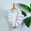 Morado y blanco