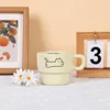 Dibujo lineal beige de un gatito.