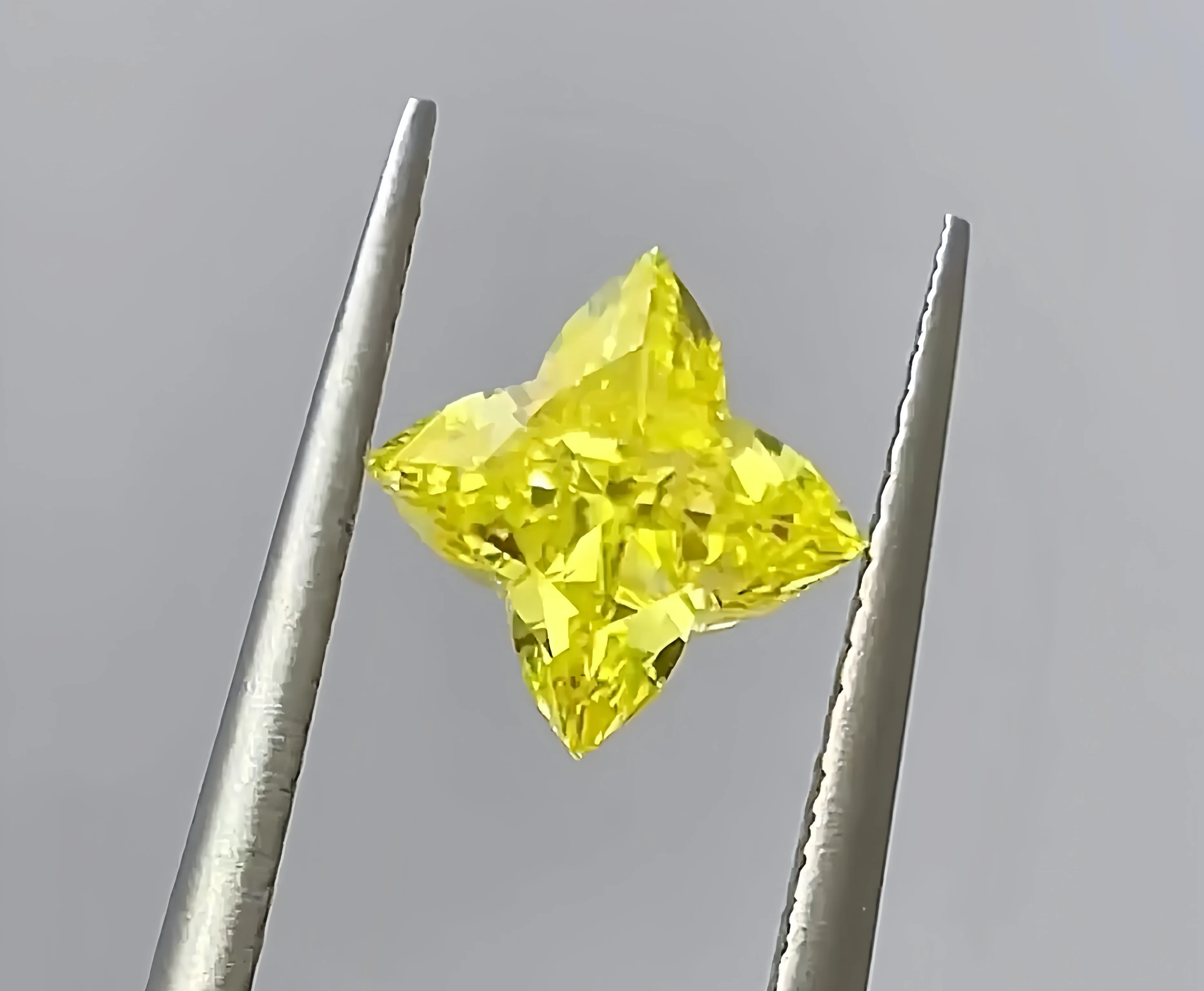 Lucky Four Leaf Clover Fancy Vivid Yellow 1.22CT VS1 Diamond