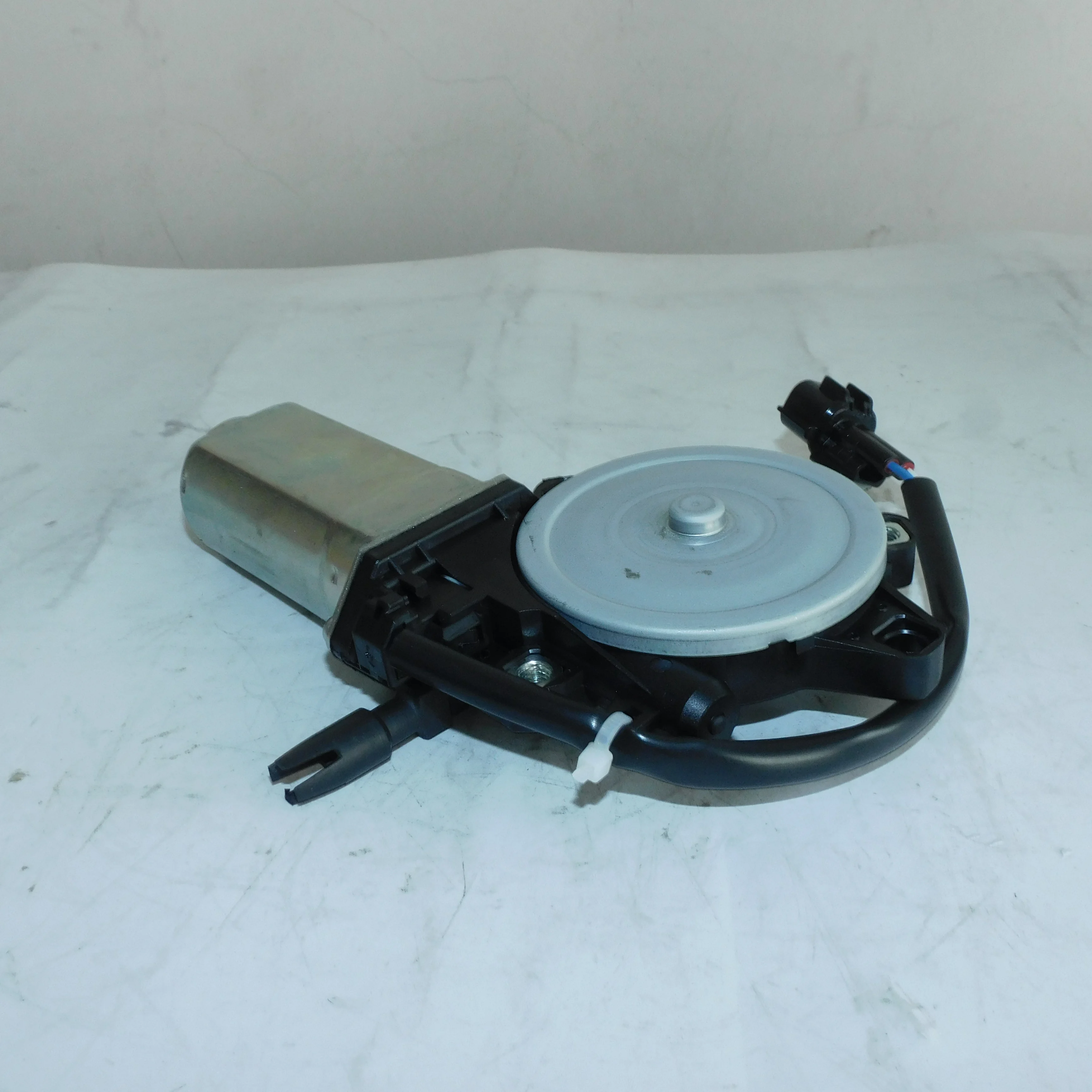 MITSUBISHI-FUSO MC935086 4M50パワーウィンドウモーター 新品・グレー