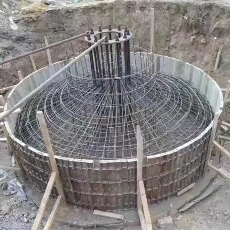 Восьмиугольный и многоступенчатый фонарный столб высотой 15–25 метров