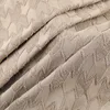 Gris oscuro