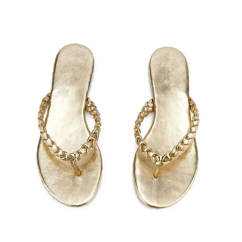 Estas sandalias planas con perlas de Uterqüe elevarán tu look