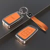 Funda naranja para llave C con correa para la muñeca.