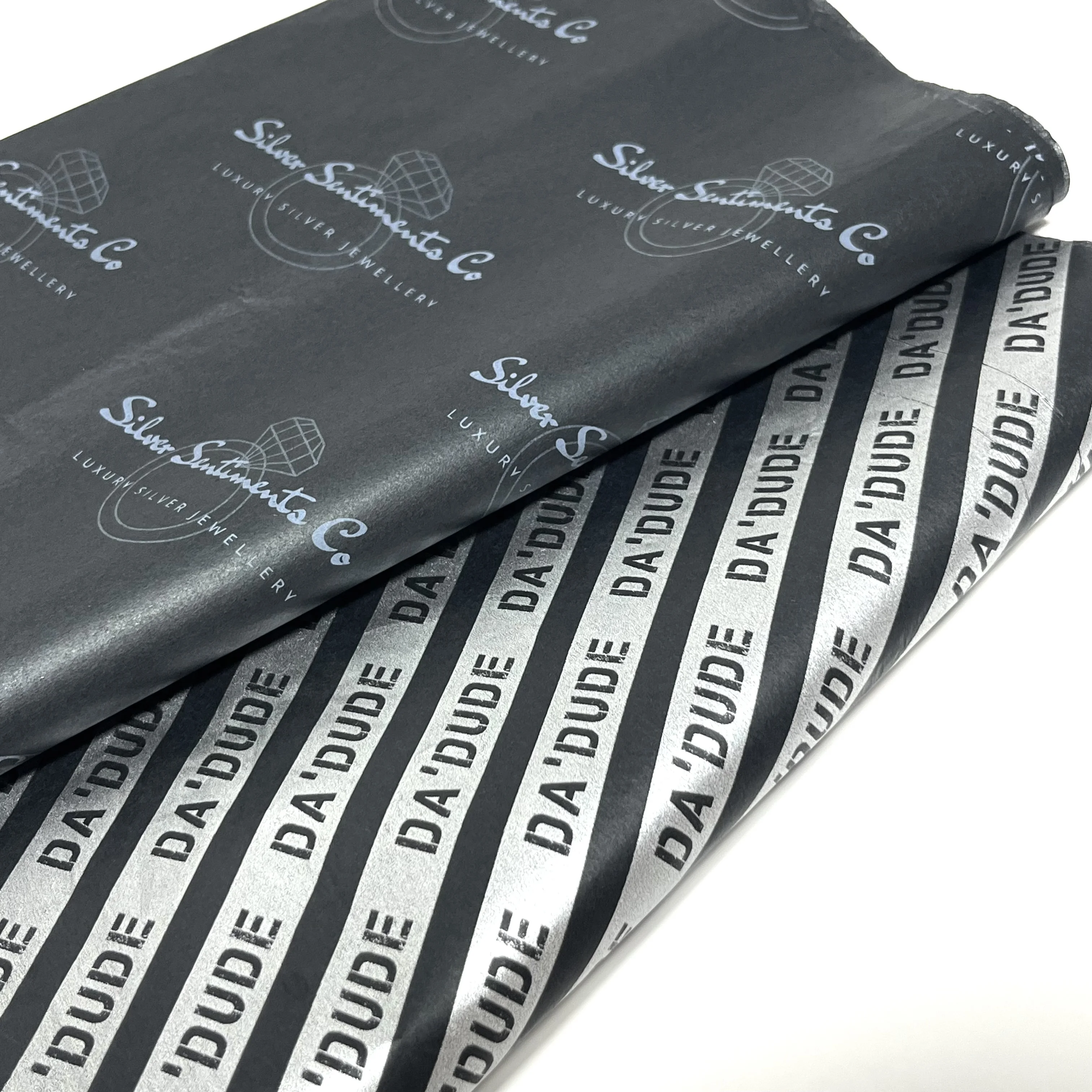 Prispôsobený zlatý logo čierný balicí papier s papierovou tkaniou na balenie Produktové balenie oblečenia