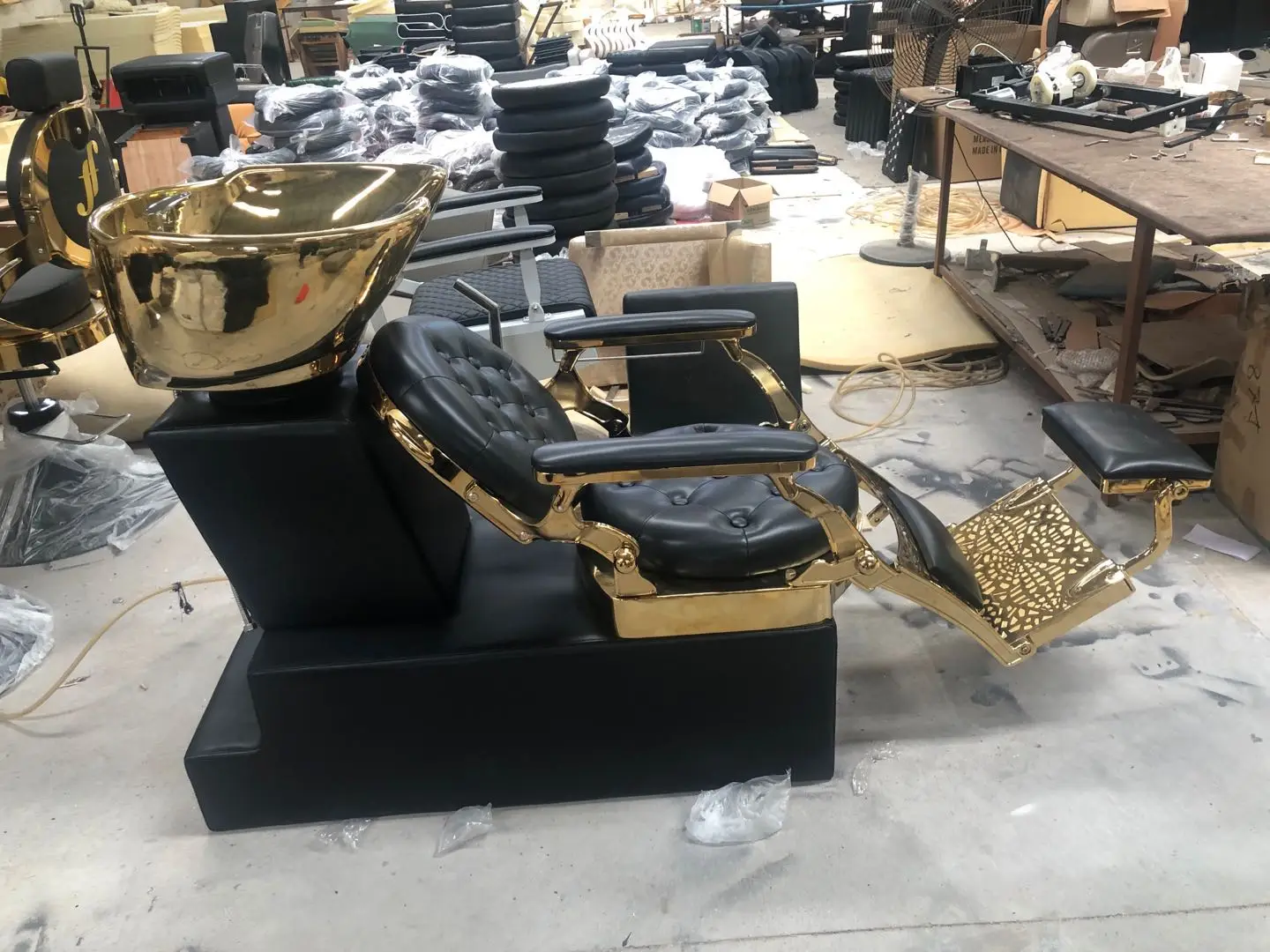 READY for SHIPPING Latest European Style Aluminium Alloy Heavy Duty Gold and Black Barber Chairs Styling Chairs Salon Chair