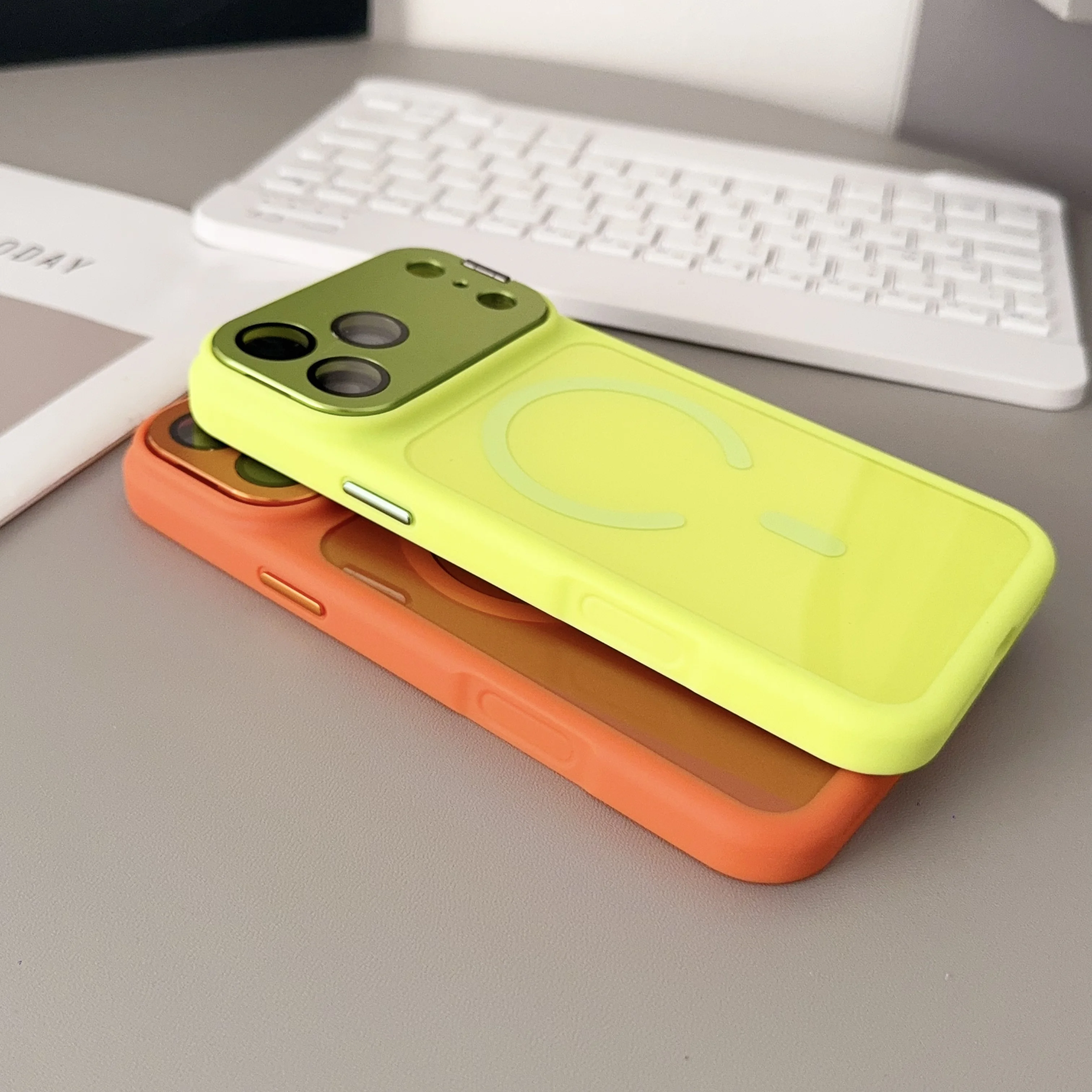 Magnetic Stand Instantly Turns Into Electroplate TPU+PC Wireless Charging Shockproof Phone Case for 17 Series