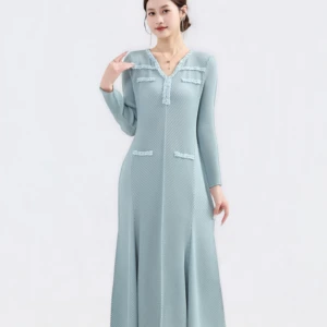 A Lady-like V-neck Oversized Pleated Dress with a Graceful Fishtail Skirt and a Fitted Design