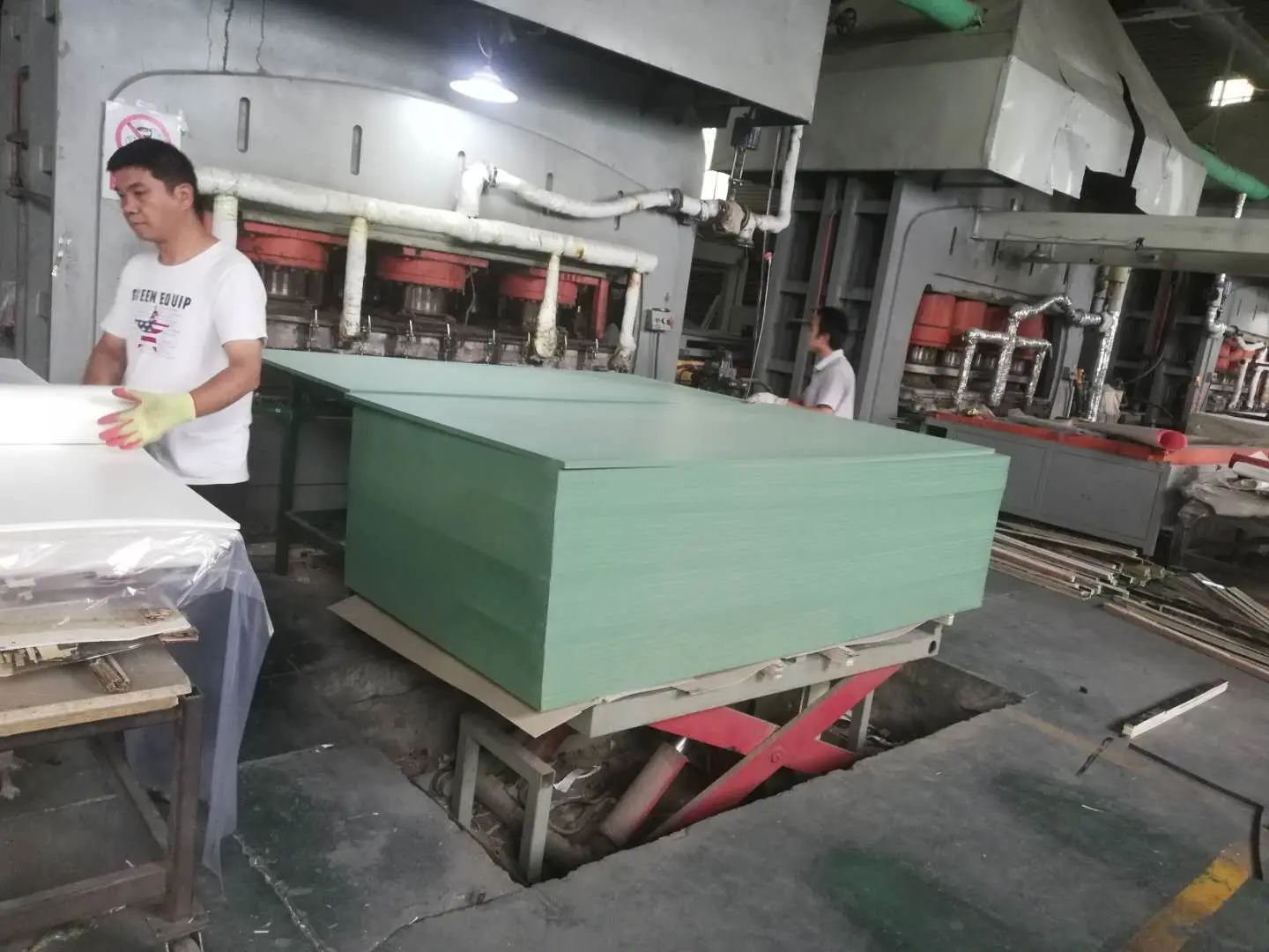 Modern Green MDF Board Waterproof 18mm MDF Sheet with Glossy Surface E1 Formaldehyde Emission Standard