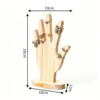 Soporte para anillos moldeado a mano en madera natural.