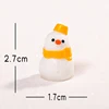 Pupazzo di neve con sciarpa gialla