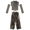 Top verde oliva + pantaloni leopardati