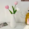 2 jarrones de cerámica con forma de tulipán, uno blanco y dos rosas, con diseño de peces.