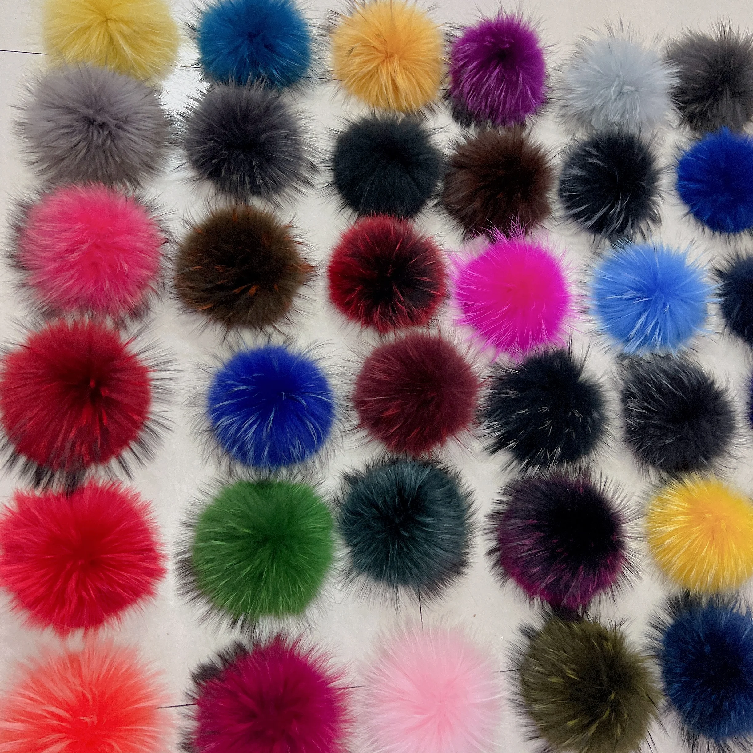 Оптовая продажа с фабрики Меховые помпоны для шапки 15 см пушистые Помпоны из натурального меха енота большие