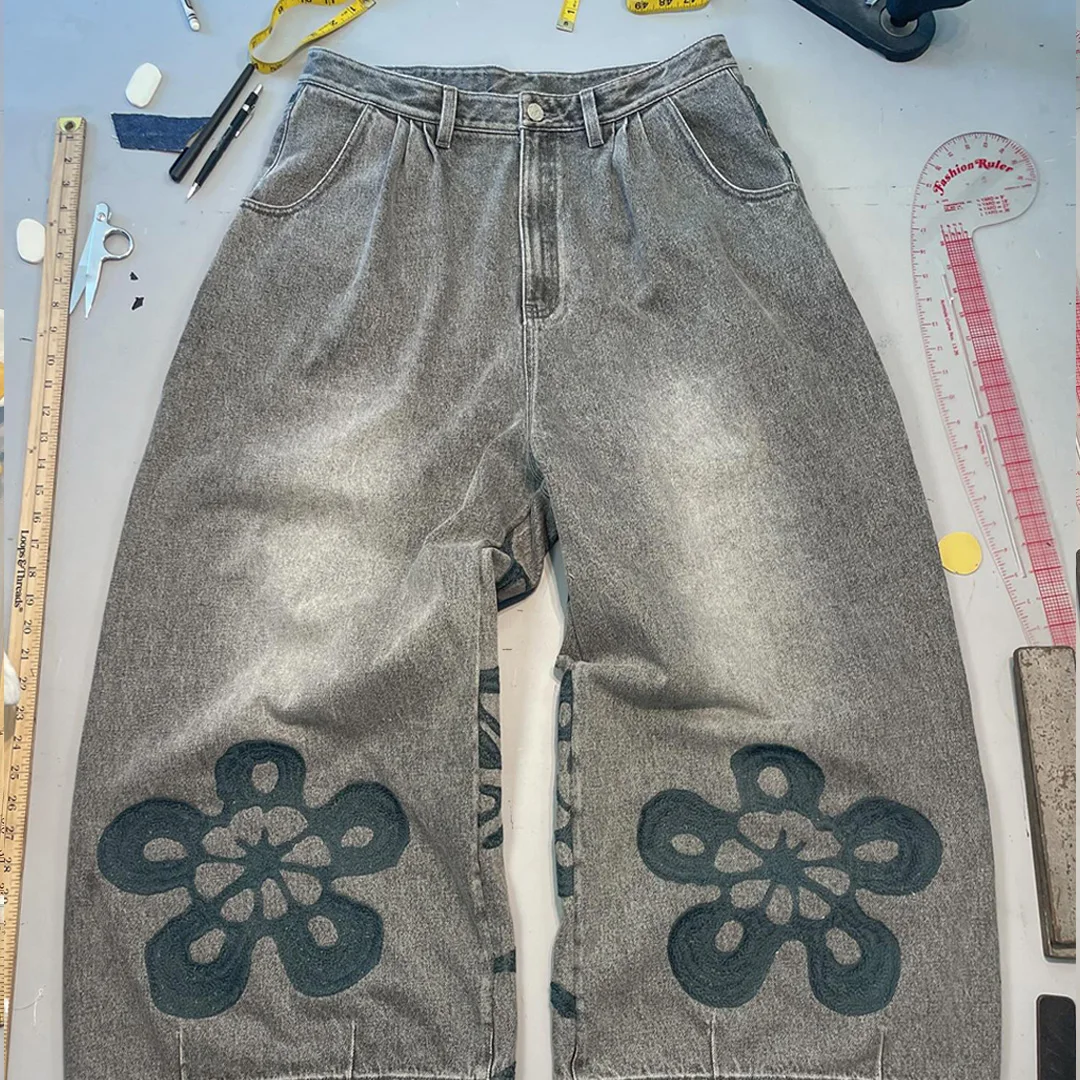 Džínové kalhoty pro muže s vysokým pasem, volného střihu a rovným střihem od továrny na džíny – značka Denim Factory, kyselý potisk, poškozený povrch, vyšitý motiv, každodenní streetwear styl, dlouhé džínové kalhoty, výroba podle zadání zákazníka (OEM)