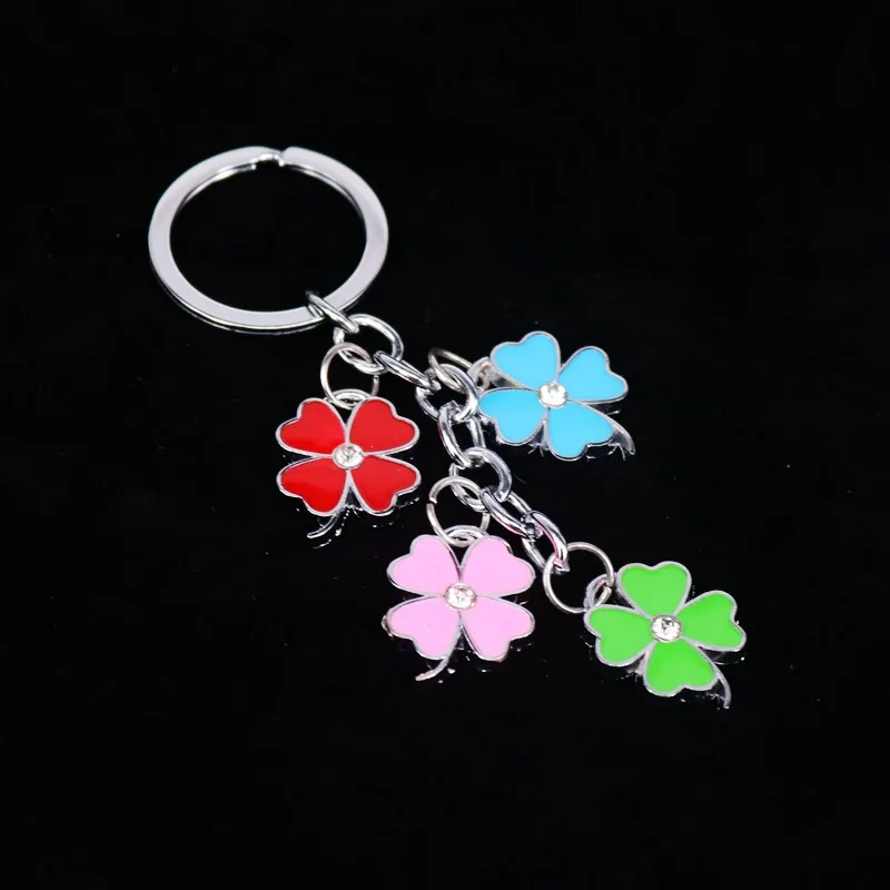 Fashionable Small Four Leaf Clover Keychain Popular Metal Souvenir Charm with Lucky Symbol